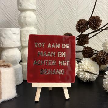 Tot de maan en achter het behang rood goud